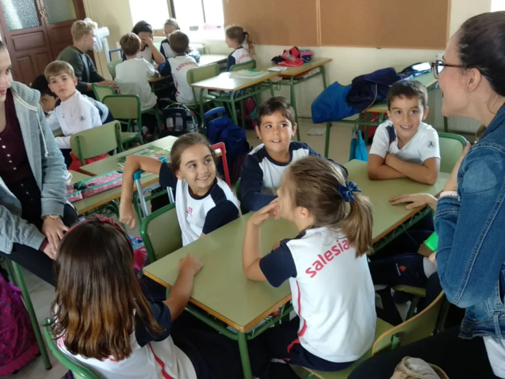 Blick in einen vollen Klassenraum mit Kindern in Schuluniform.